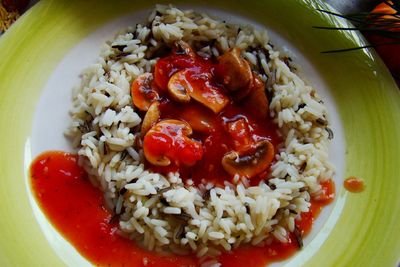 Ryż z sosem pomidorowym i pieczarkami