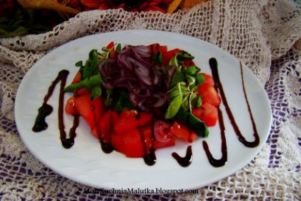 Przepis  sałatka pomidorowa z czerwoną cebulą przepis