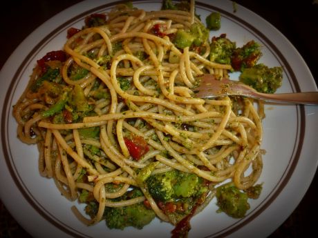 Przepis  spaghetti z brokułami i zielonym pesto przepis