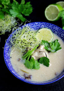 Tom kha kai – tajska zupa kokosowa z kurczakiem