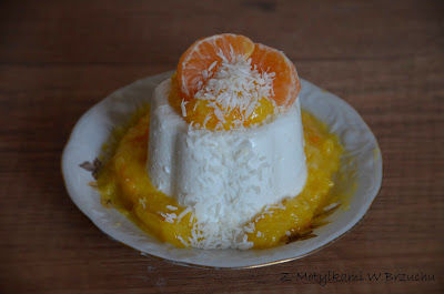 Kokosowy deserek z sosem pomarańczowym