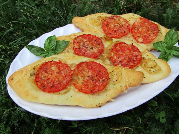 Przepis  pizzeriny łódki z pomidorami i bazylią przepis