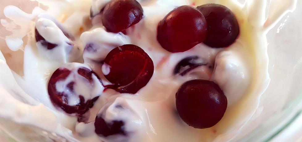 Świeże wiśnie w jogurcie z sokiem z wiśni (autor: bertpvd ...