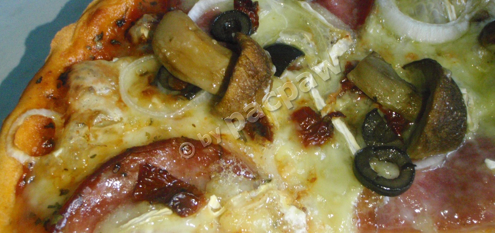 Pizza pomidorowa leśna z wstawką śródziemnomorską (autor ...