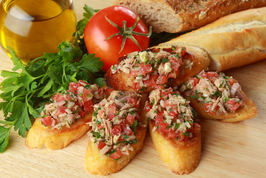 Bruschetta z pomidorami, tuńczykiem i bazylią