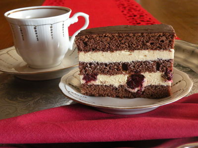 Ciasto kakaowe z kremem cappuccino i wiśniami