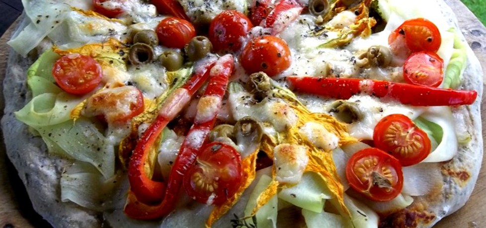 Pizza z cukinią i kwiatami cukinii (autor: caralajna)