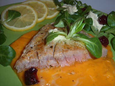 Cytrusowy tuńczyk na kremowym puree z batata