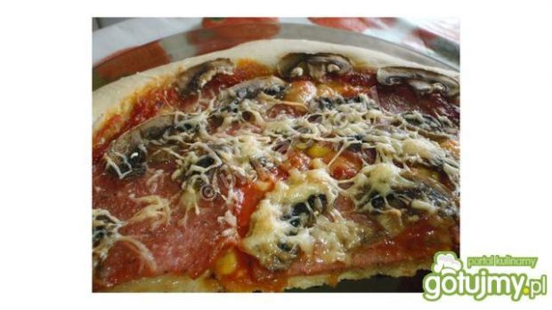 Przepis  pizza z salami i mozzarellą przepis