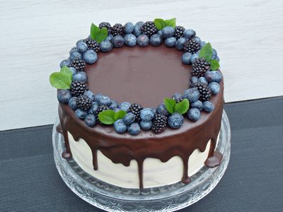 Tort jeżynowy w stylu drip cake