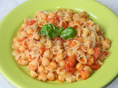 Włoski makaron z cieciorką i pomidorami