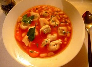 Zupa pomidorowa extra (z fasolką i uszkami)