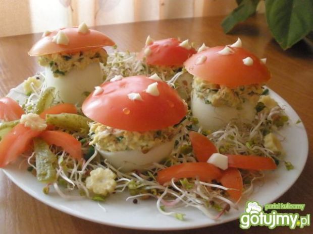 Przepis  muchomorki z jajek i pomidorków przepis