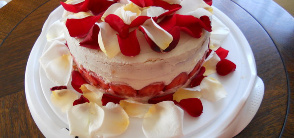 Tort z truskawkami przybrany różami (autor: aleksandra32 ...