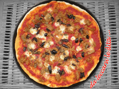 Pizza z tuńczykiem (pizza con il tonno)