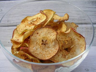 Chipsy z jabłek i gruszek z nutą cynamonu