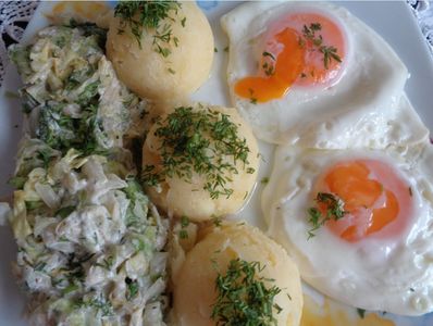 Jaja sadzone, ziemniaki i sałata lodowa w śmietanie ...