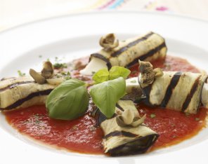 Roladki z bakłażana z mozzarellą, anchois, kaparami z sosem ...
