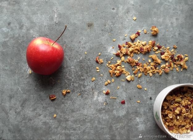 Jabłkowa granola z orzechami i cynamonem