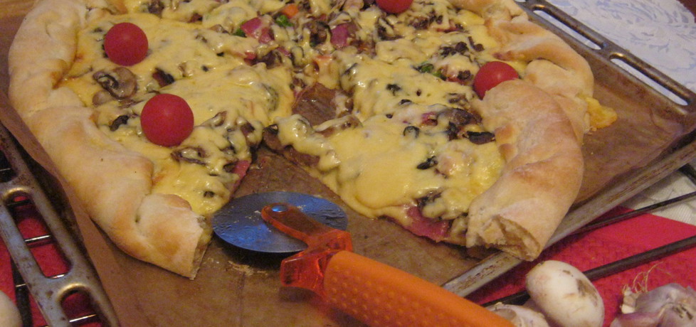 Pizza z salami i warzywami z ryżem (autor: violetowekucharzenie ...