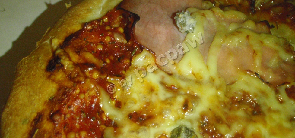 Pizza z krotoszyńską, kaparami i sosie pomidorowym z musztardą ...