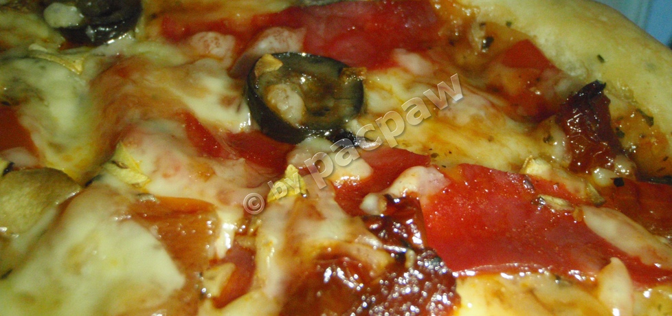 Pizza śródziemnomorska z pieczarkami i chorizo (autor: pacpaw ...