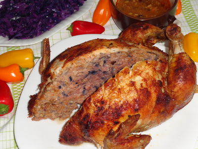 Kurczak faszerowany czerwona kapustą, ryżem i bakaliami ...