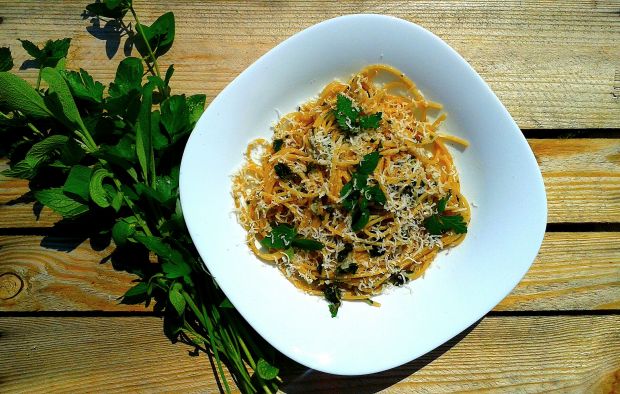 Przepis  spaghetti z ziołami i parmezanem przepis