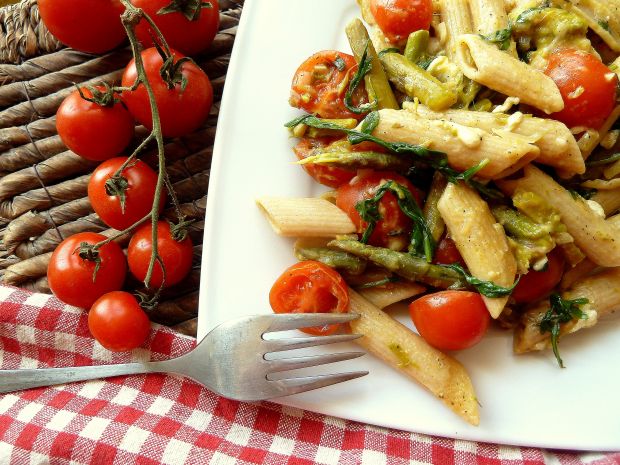 Makaron ze szparagami, pomidorami i rukolą przepis
