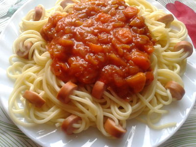 Spaghetti nadziane parówkami