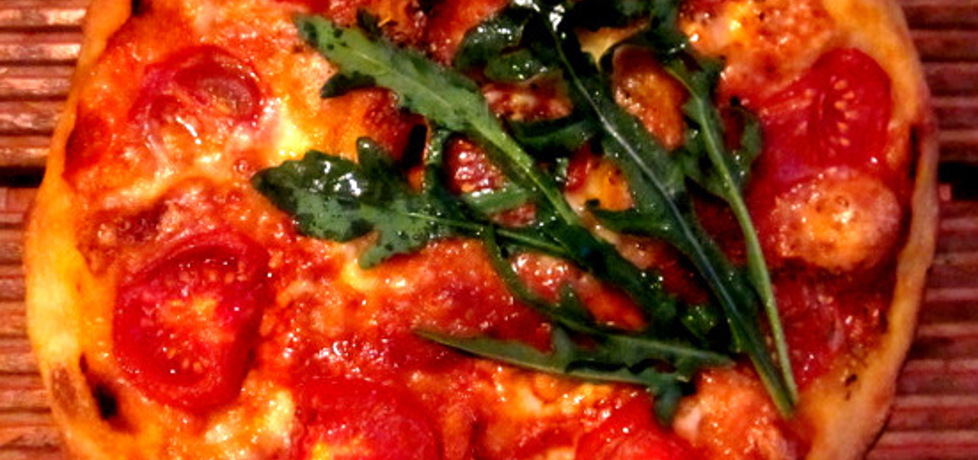 Pizza z pomidorami, mozzarellą i rukolą (autor: cris04 ...