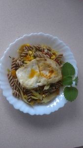 Warzywne spagetti z makaronem orkiszowym i jajkiem sadzonym