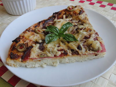 Pizza z pesto, salami i oliwkami