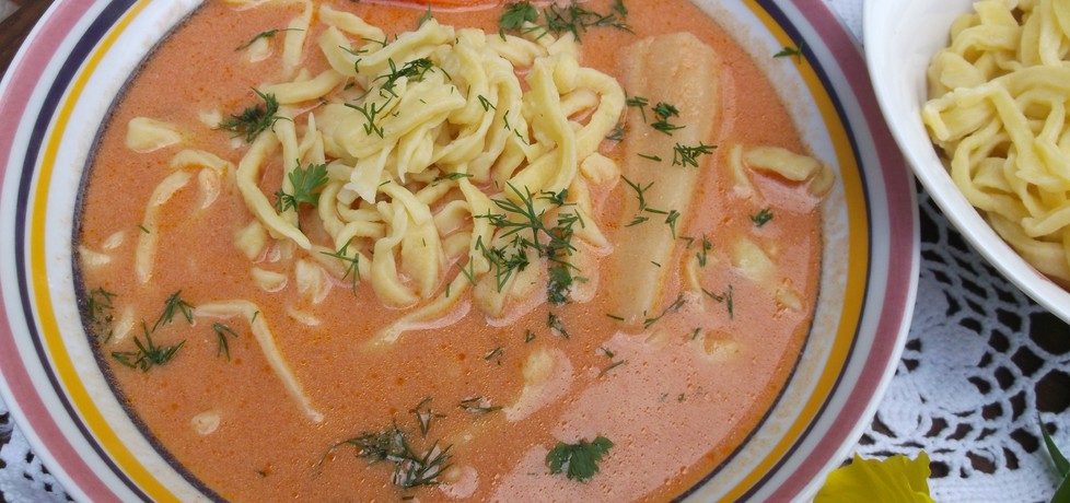 Zupa pomidorowa zabielana z domowym makaronem. (autor ...