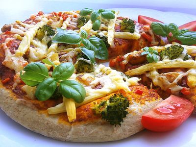 Pizza z fasolką szparagową,brokułami i kurczakiem na pszenno ...