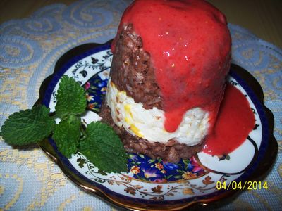 Kolorowy pudding z sosem truskawkowym