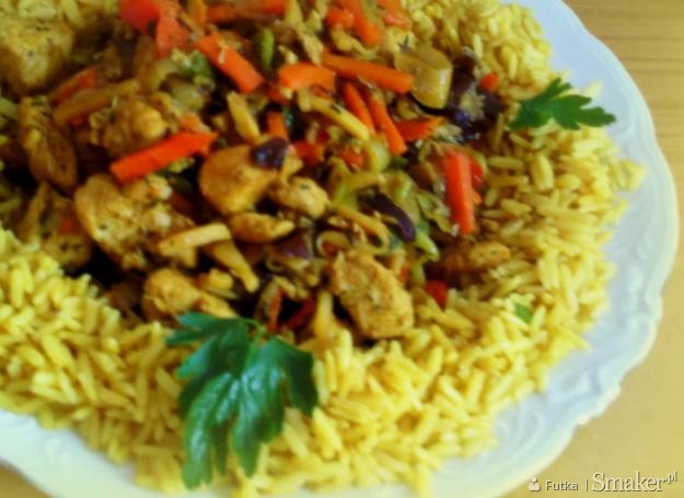 Kurczak curry z warzywami i ryżem pełnoziarnistym