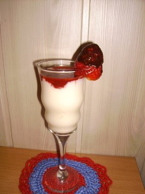 Deser jogurtowy z musem truskawkowym