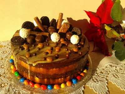 Tort urodzinowy z czekoladkami i ciasteczkami ...