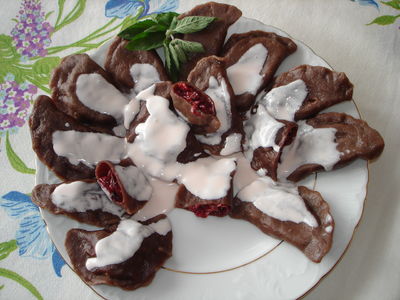 Kakaowe pierogi z wiśniami i białą czekoladą