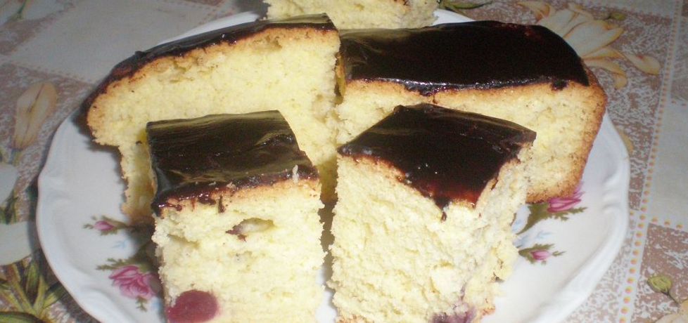 Ciasto biszkoptowe z czereśniami i polewą czekoladową (autor ...