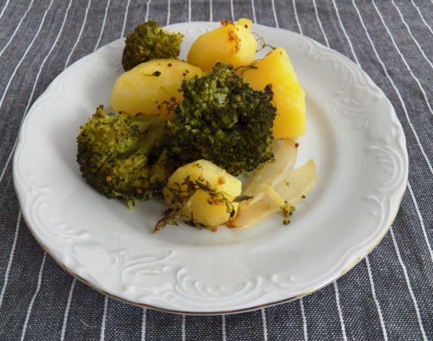 Przepis  ziemniaki z brokułem i cebulą przepis