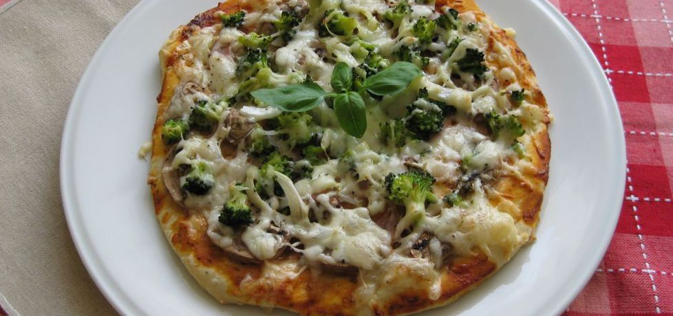 Pizza z szynką, pieczarkami i brokułami (autor: krystyna32 ...