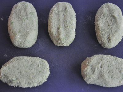 Kotleciki z mrożonego groszku z mąką sojową