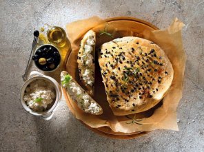 Płaski chlebek z oliwkami  prosty przepis i składniki