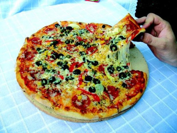 Przepis  pizza pieczona na kamieniu do pizzy przepis