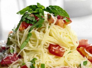 Nitki z sosem pomidorowym  prosty przepis i składniki