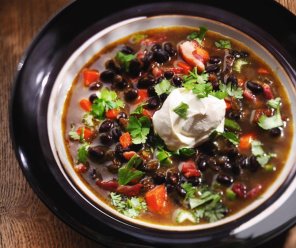 Wiejska zupa z czarnej fasoli  prosty przepis i składniki