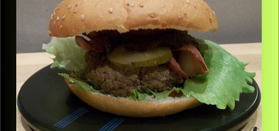 Musztardowy hamburger z grilowanym boczkiem, kiszonym ...