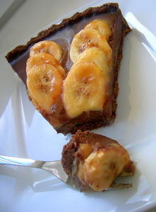 Tarta czekoladowa z nutellą i karmelizowanymi bananami ...